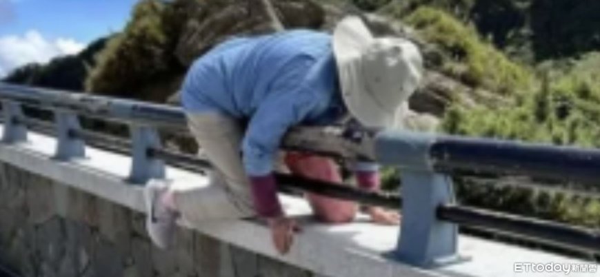 為拍美照玩命！藍衣女翻護欄「爬武嶺岩壁」　太管處告發裁罰