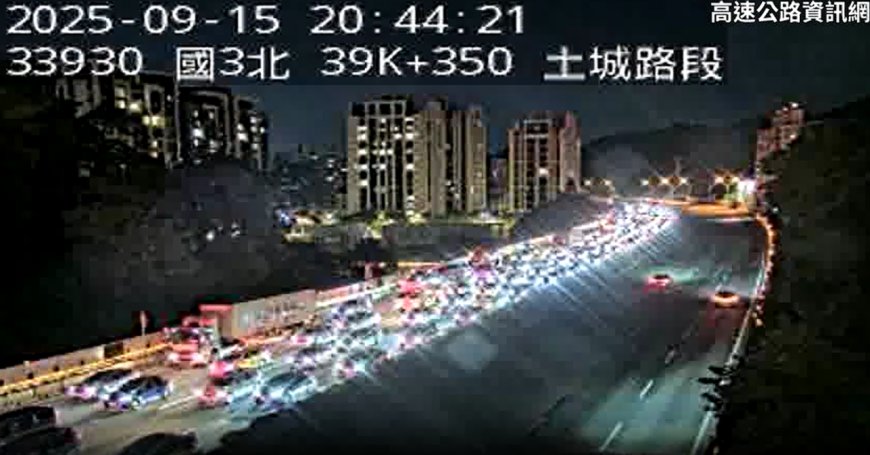 快訊／國3土城段「貨車撞遊覽車翻覆」！2人傷、全線塞爆