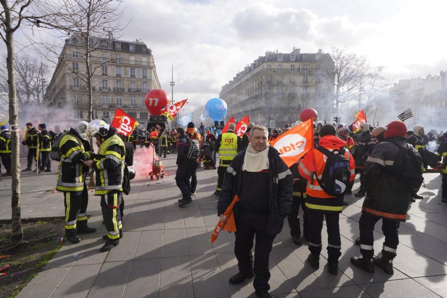 「馬克宏社經政策不適合我，貝魯的預算也不適合我」　法國50萬勞工罷工上街高喊「富人加稅」