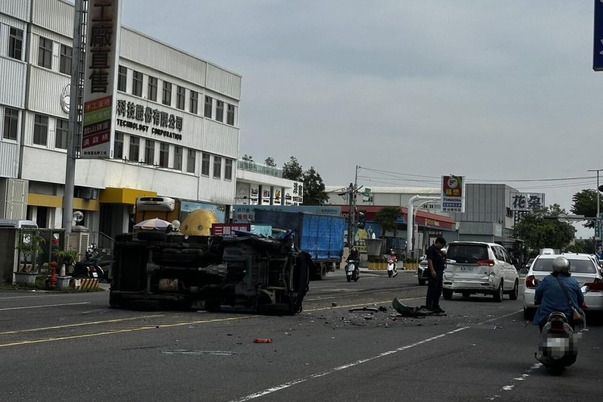 身體不適釀追撞！嘉義貨車高速連撞2車翻覆…滿地碎片　1人送醫
