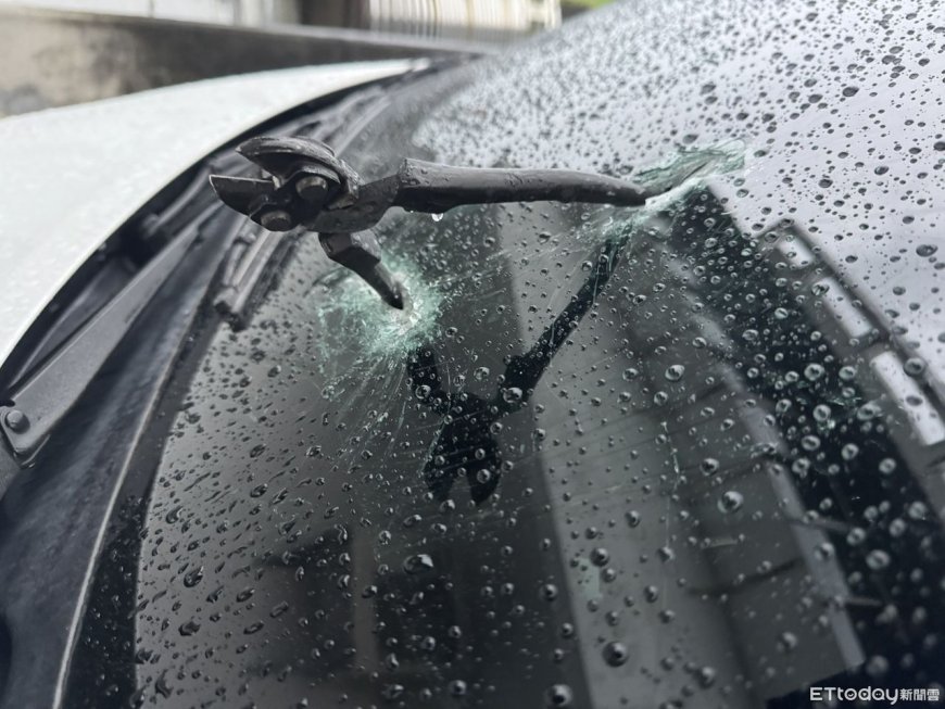 夭壽！鐵鉗飛來砸中前擋　國道版絕命終結站差點害人「登出」