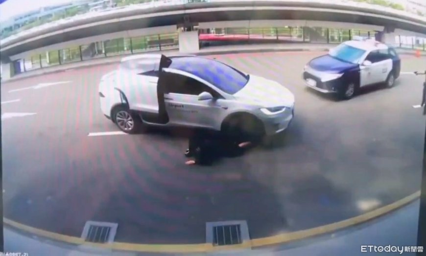 新角度畫面曝！特斯拉桃機拒檢衝撞員警遭開槍　女乘客卡鷗翼門