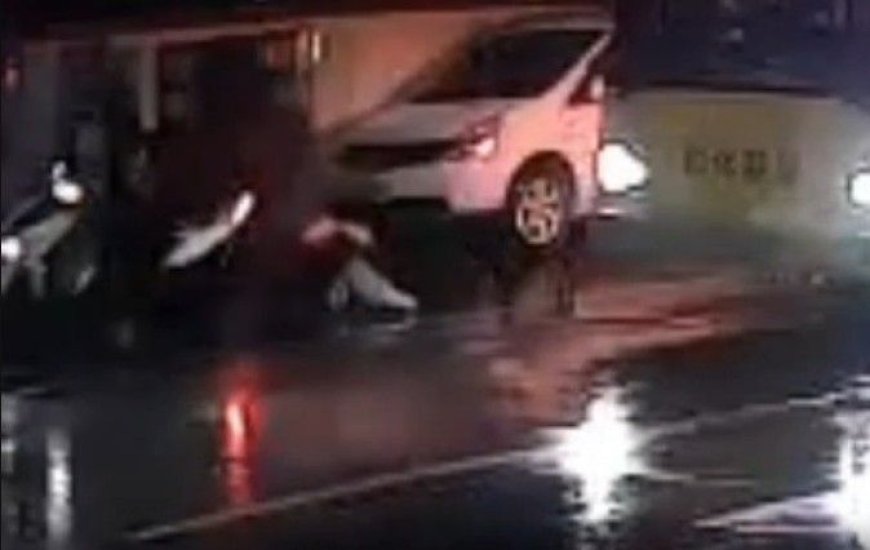 公車過站還讓她下車！女學生「跟同學說再見」慘被機車撞倒