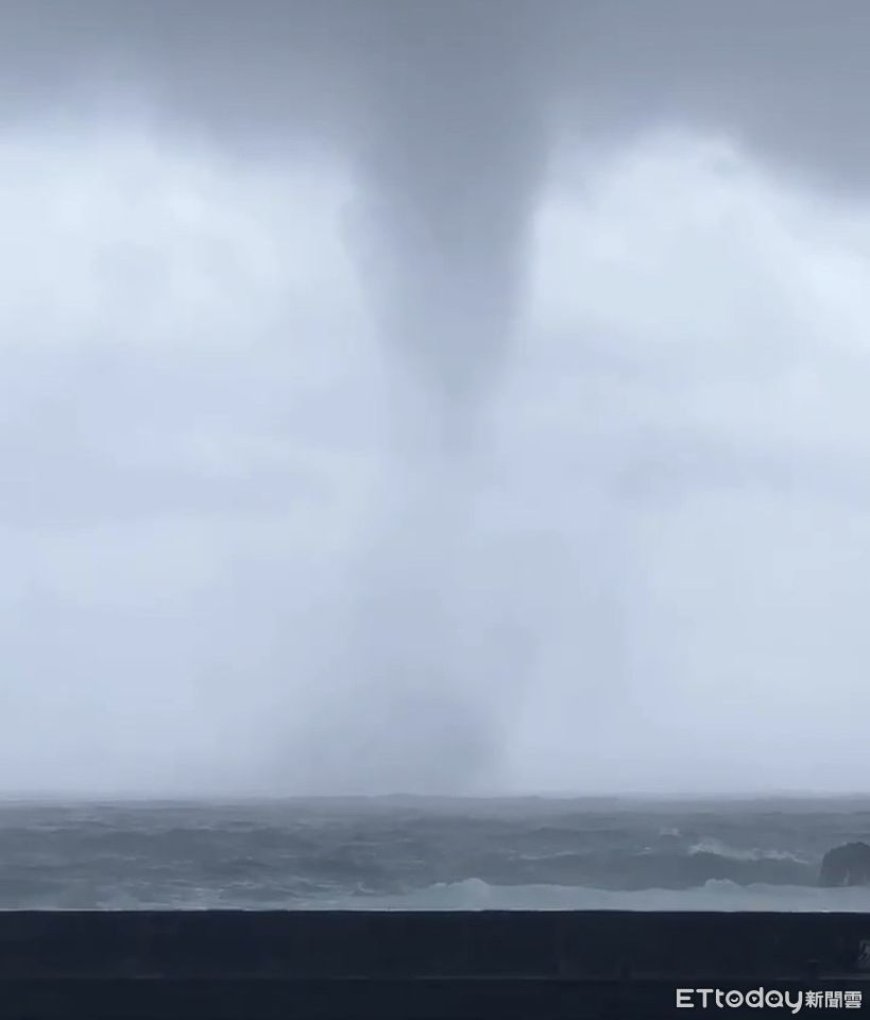 綠島外海驚現水龍捲　震撼畫面曝！目擊民眾坦言有點怕
