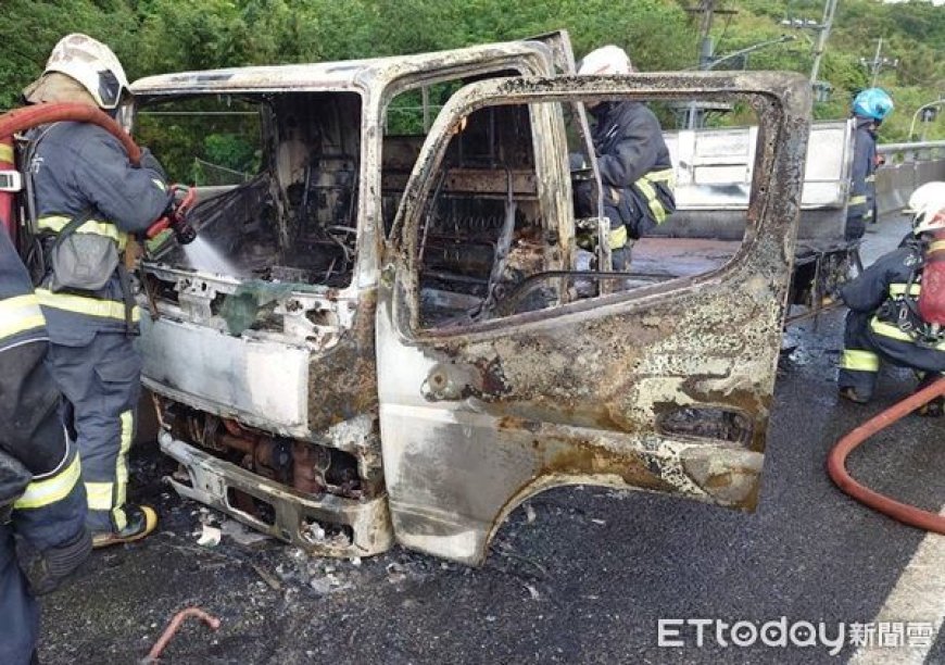 小貨車五楊高架突邊開邊冒煙　駕駛急停路肩逃生...瞬間成廢鐵