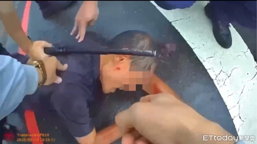 台中慣竊拒捕駕車狂衝自撞　勇警破窗遭割傷見血送醫