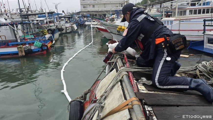 富岡漁港船半沉柴油外洩　急放「吸油棉+攔油索」控制污染