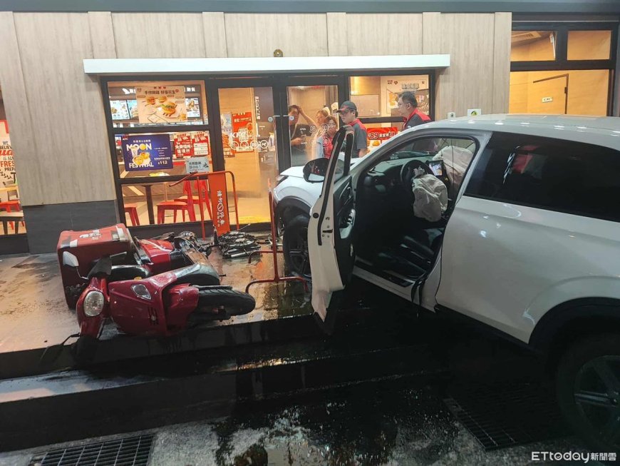 闖紅燈釀禍！休旅車擦撞無辜騎士　險衝進肯德基嚇壞客人　　　