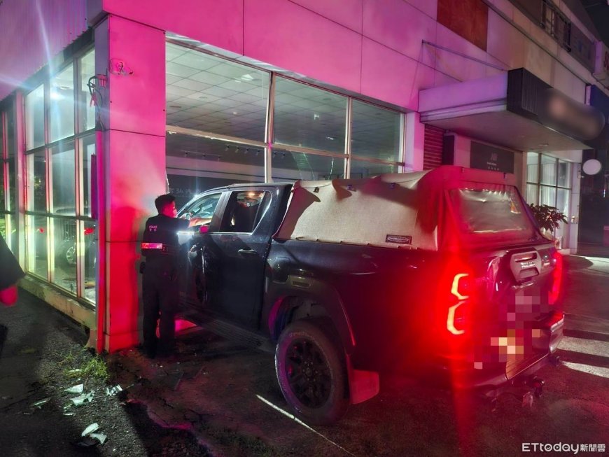 高雄皮卡深夜撞進汽車修理廠！　駕駛「滿身酒氣」遭送辦