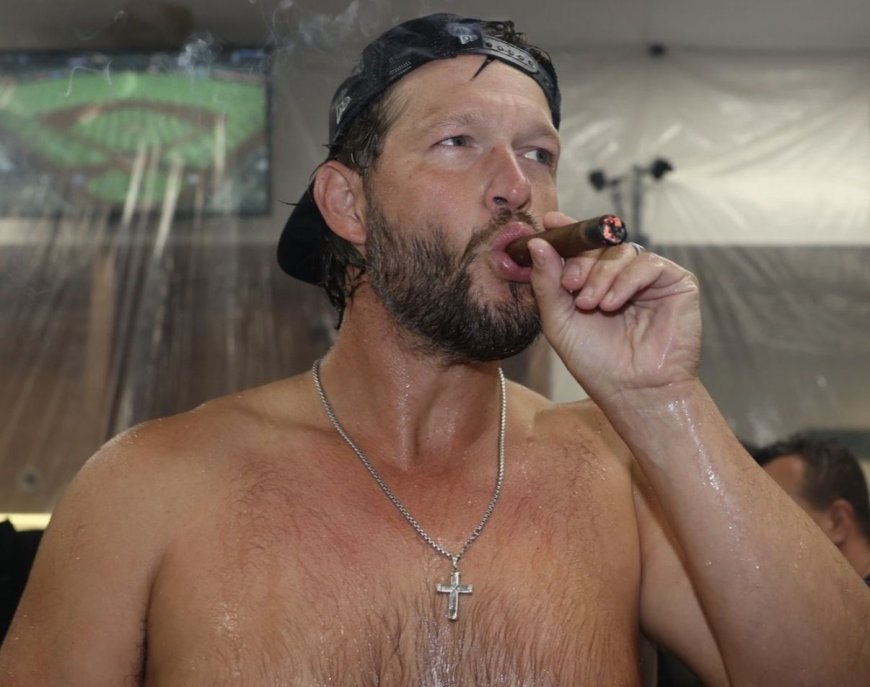 「或許是最後一次」柯蕭裸上身嗨慶封王：連褲子都不想穿了！