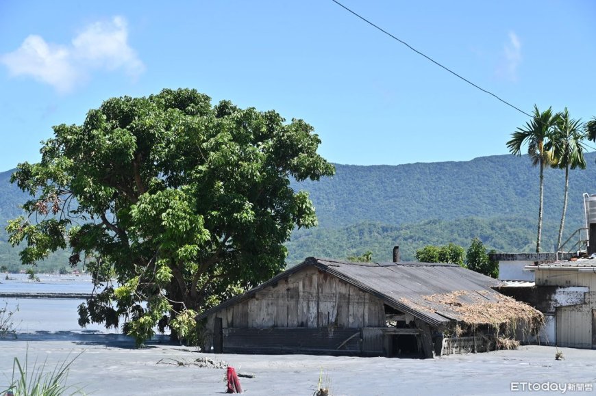 剛過90大壽遇洪水罹難　女兒含淚用雨水洗淨母親