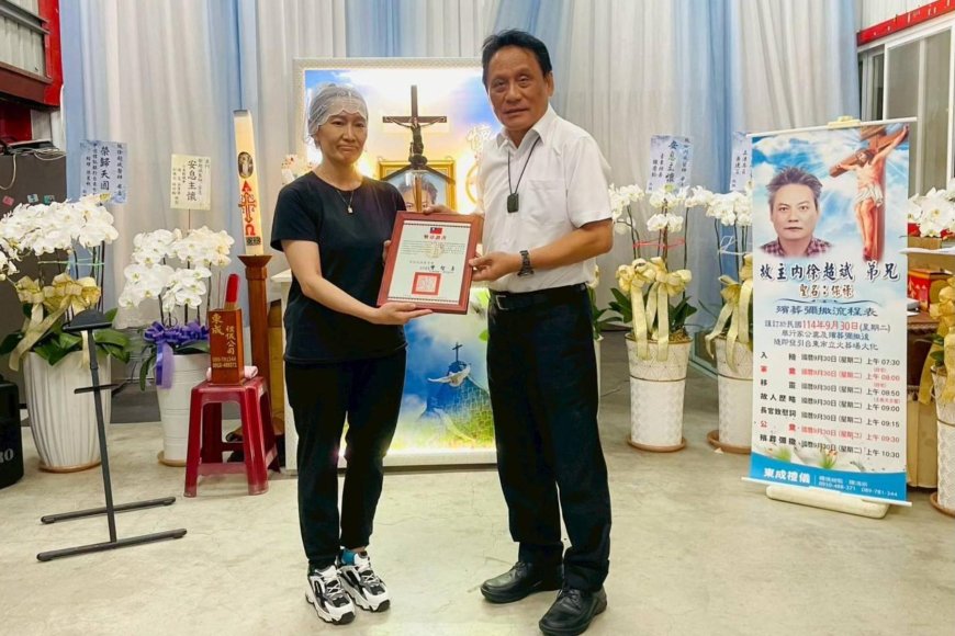 一生以「從愛出發」　原住民委員會追頒「超人醫師」徐超斌二等原住民族奬章