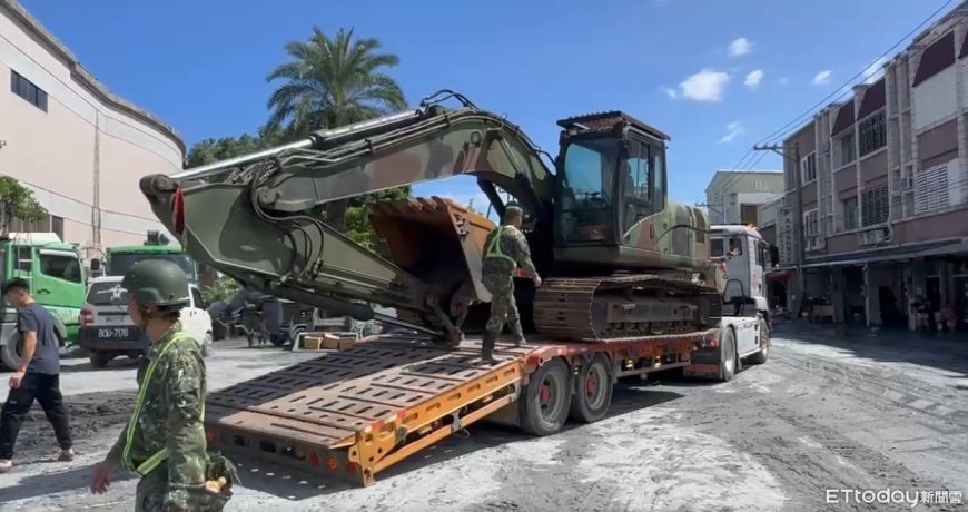 國軍出動「迷彩裝怪手」！搶進光復重災區　花防部、十軍團也到場