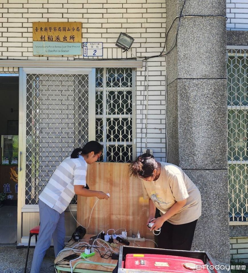 台東利稻派出所成充電站！路斷停電4天　村民拿手機、照明排隊