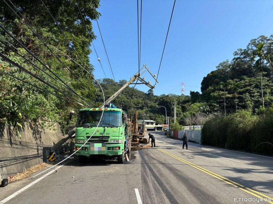 台三線大貨車撞斷電桿！整根倒車上畫面曝光