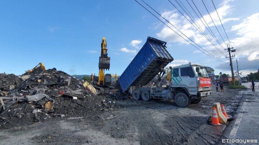 災區淤泥全堆這！24H不間斷清運「累計破萬噸」　暫置場快堆滿