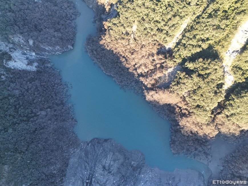 馬太鞍堰塞湖最新空拍！蓄水量剩600萬噸　維持紅色警戒