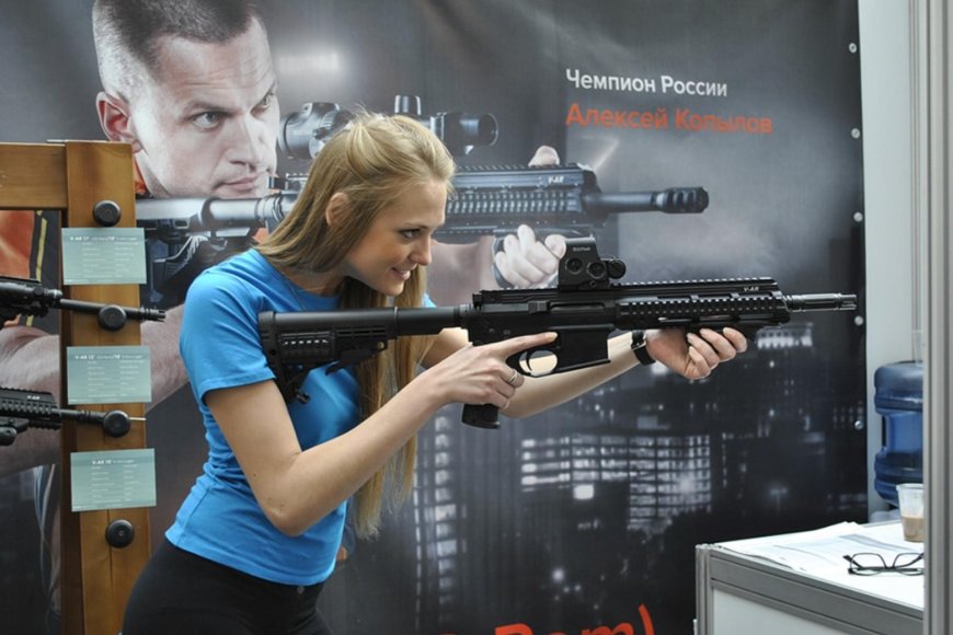 戰鬥民族如何寓兵於民？地鐵站轉角設置地底靶場　連觀光客都能體驗真槍實彈