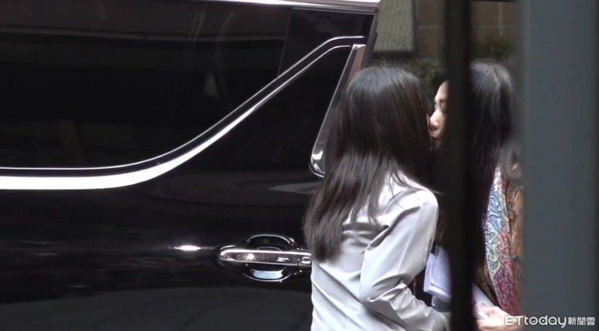 快訊／應曉薇再出庭！一下車「又跟愛女親嘴」　北院前上演母女情深