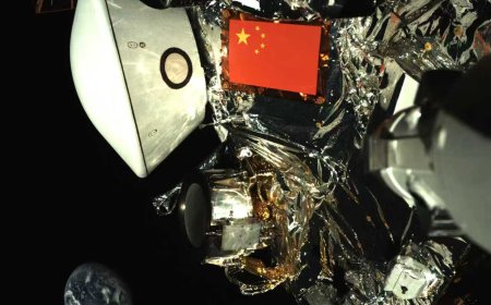 国家航天局发布天问二号探测器与地球合影，五星红旗闪耀太空