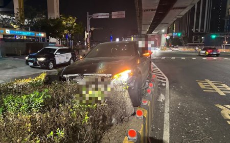 新莊賓士自撞翹孤輪影片曝！分隔島碎裂一地　疲勞駕駛釀禍