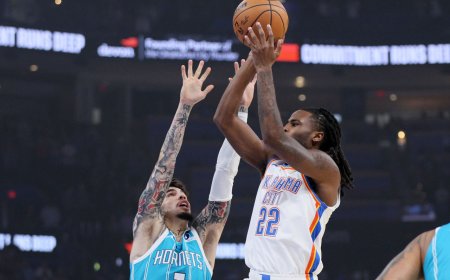 太離譜！雷霆小將華萊士籃框後拋進「不可能角度」神球