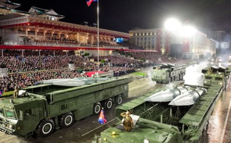 朝鲜在盛大阅兵式上展示其最新导弹