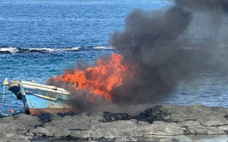 快訊／澎湖廢棄漁船突起火！濃煙竄天際　船體燒到焦黑