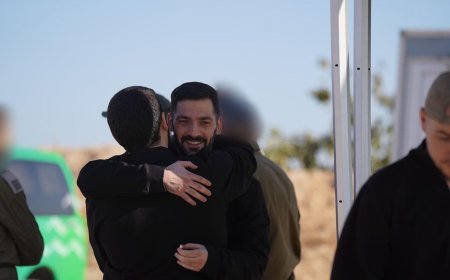 苦熬2年！以色列人質獲釋照片首曝光　雙胞胎兄弟相擁笑了