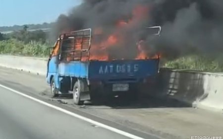 載紙板小貨車國道起火　烈焰濃煙沖天！駕駛急逃生