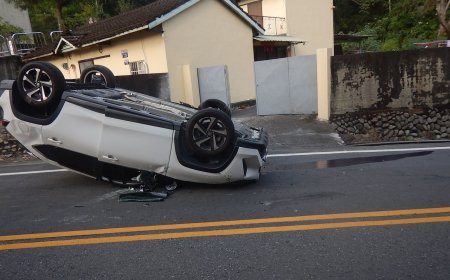 快訊／東勢轎車擦撞民宅路緣翻覆　駕駛多處擦挫傷送醫
