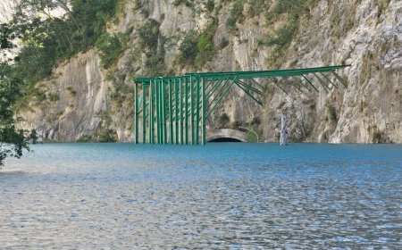 震撼畫面曝！燕子口堰塞湖水位上升　靳珩淹成「水底隧道」