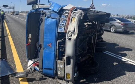 國1五楊高架小貨車撞翻2傷！封閉3車道拖吊　一度回堵3公里