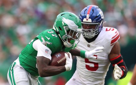 Giants' Kayvon Thibodeaux sounds off after controversial call on tush push vs Eagles