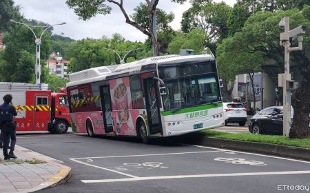 快訊／5個月內第2起！公車衝上分隔島　劍潭消防隊目擊秒衝援