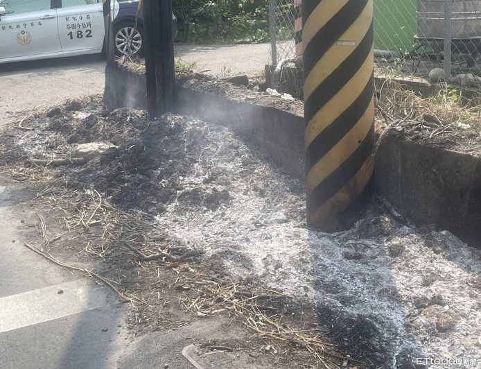 彰化芬園巷口火警！路樹燒焦險倒塌電桿也遭殃　警調監視器追兇