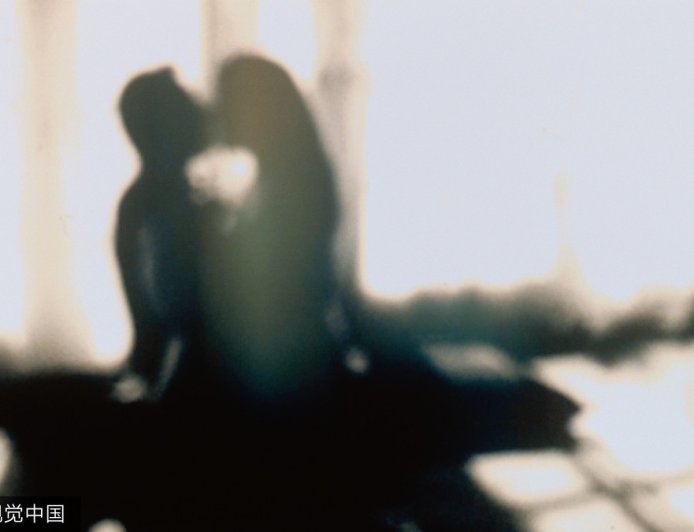 目睹夫KTV擁吻還「承認精神外遇」　妻求償60萬全敗訴