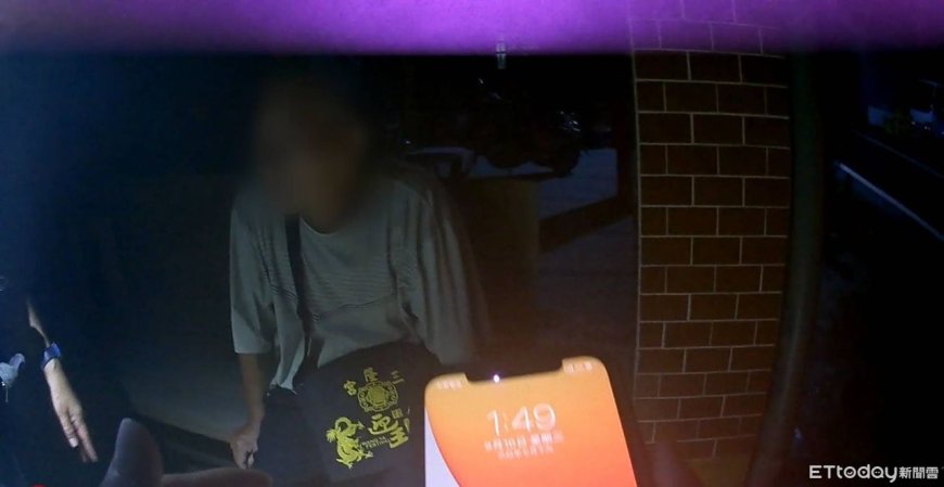 凌晨1點街頭等買早餐！他手表「停格在7點」　暖警揭心酸原因