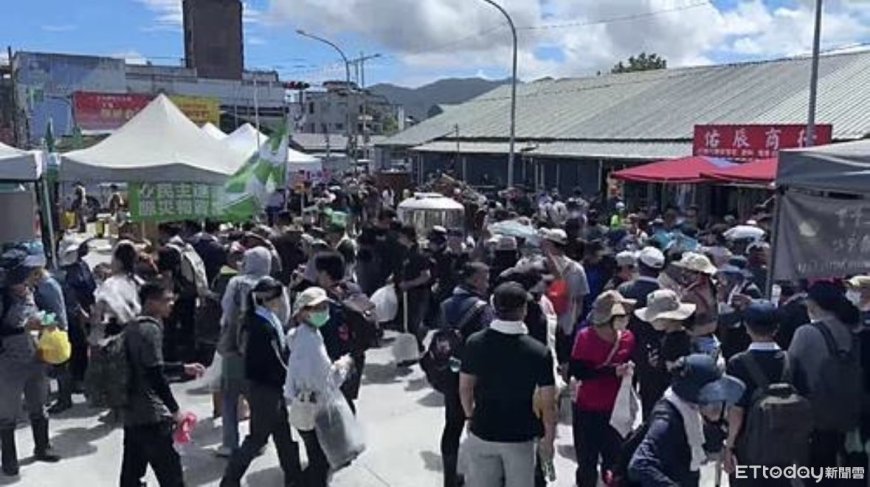 賞月前先鏟泥！連假首日2萬「鏟子超人」湧進光復　驚人畫面曝