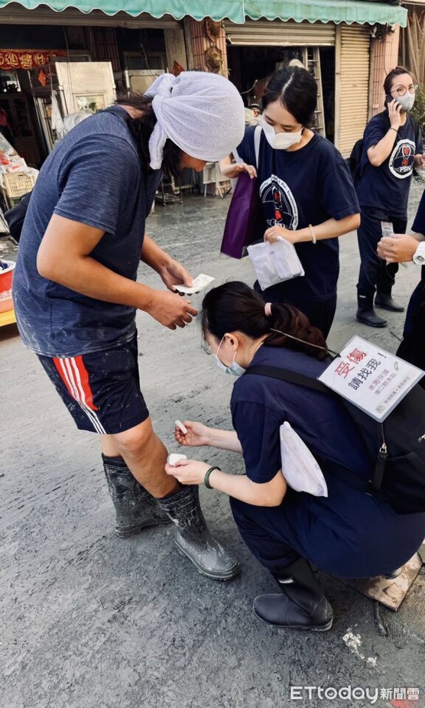 「受傷請找我」慈院護理師穿梭災區　守護災民和鏟子超人畫面曝