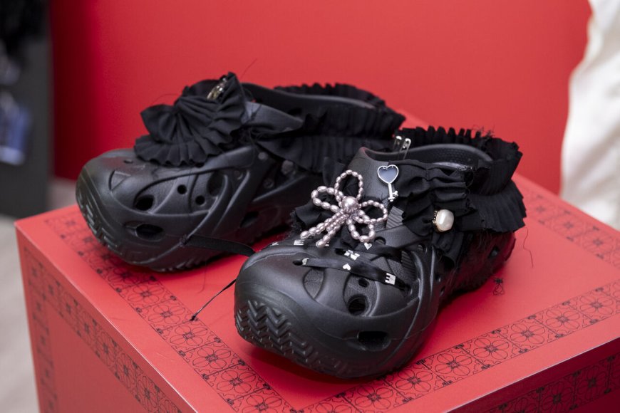 Crocs變走秀鞋！用布料＋鞋扣　設計師JENN LEE大改造成超級時髦款　