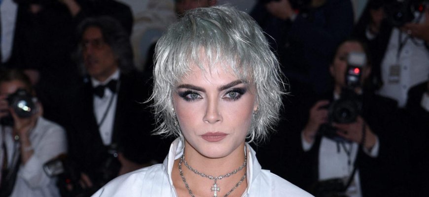Supermodel Fumes As She's Forced To Wait In Line Due To Security Guard Not Recognizing Her At Paris Fashion Show