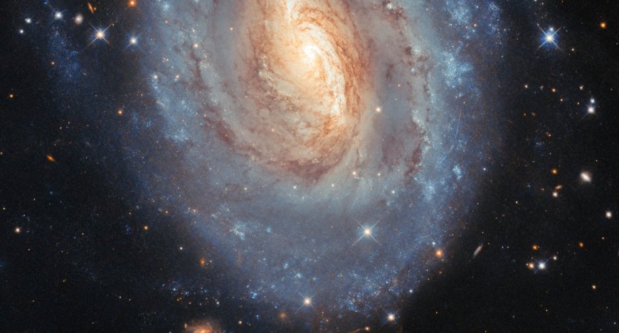 古老恒星与新生星团同框:星系观测偶遇小行星“乱入”,哈勃望远镜意外收获四线轨迹