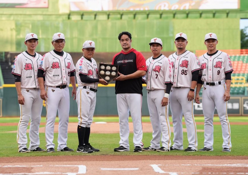 林智勝澄清湖終戰！台鋼送木雕誠意滿滿　洪一中領前隊友祝福