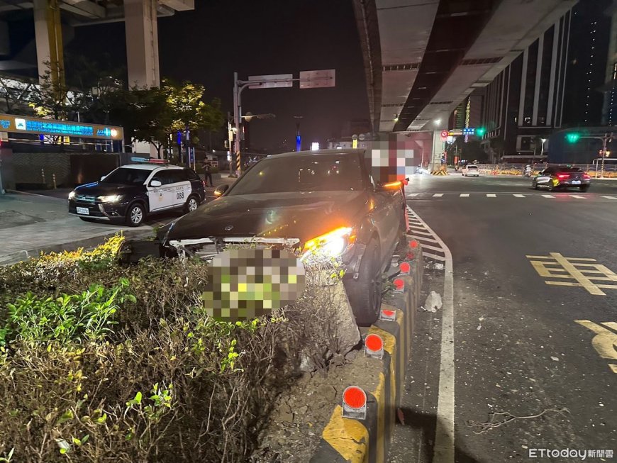 新莊賓士自撞翹孤輪影片曝！分隔島碎裂一地　疲勞駕駛釀禍