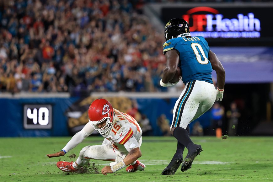 ‘Play of the year’ – Patrick Mahomes makes a highly uncharacteristic play that swings the entire Monday Night Football game