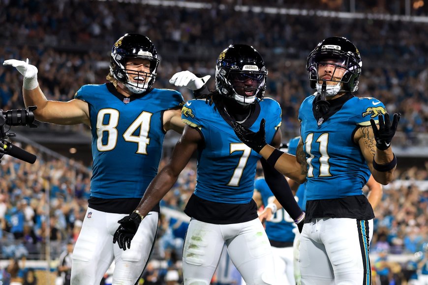 ‘Make them permanent’ – Fans can’t believe Jaguars’ jerseys on Monday Night Football
