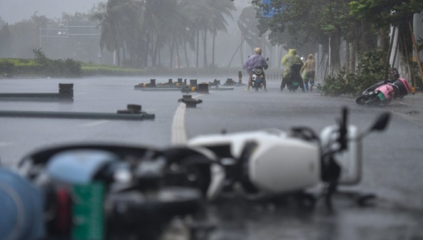 台风“麦德姆”携14级大风登陆广东徐闻,多地发生海水倒灌