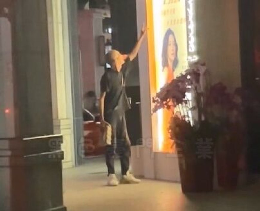 男半夜站醫美診所門口「與廣告女模對話」　拿磚猛敲詭異畫面曝