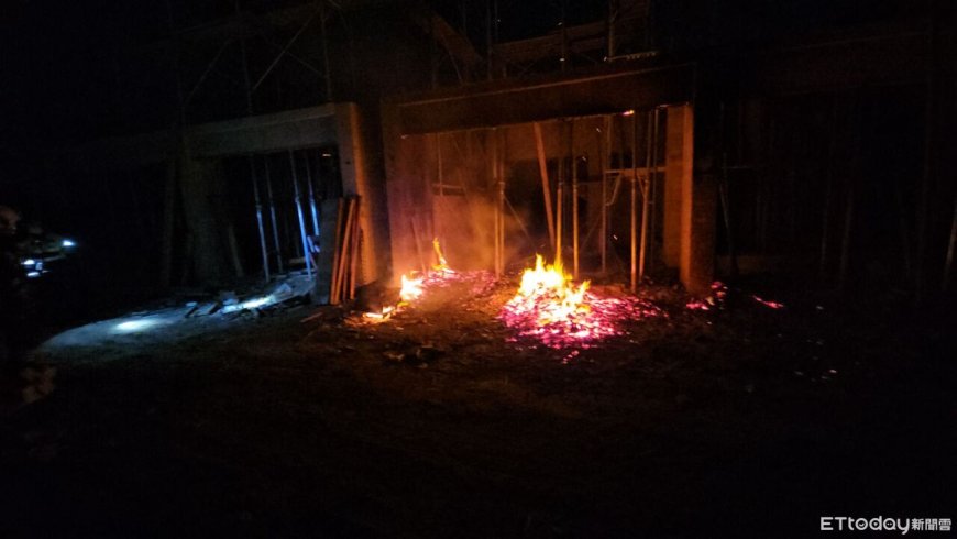 馬公市建案工地火警！「板模燃燒」畫面曝　消防到場灌水搶救
